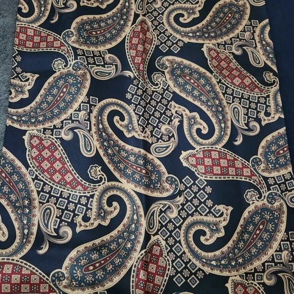 GEOFFREY BEENE deep red navy blue paisley 100% silk smokers scarf Dark Academia - Picture 3 of 8